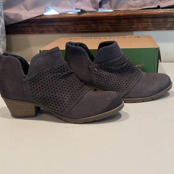 Earth, gray suede, leather booty, 9.5 WIDE - Picture 5 of 7